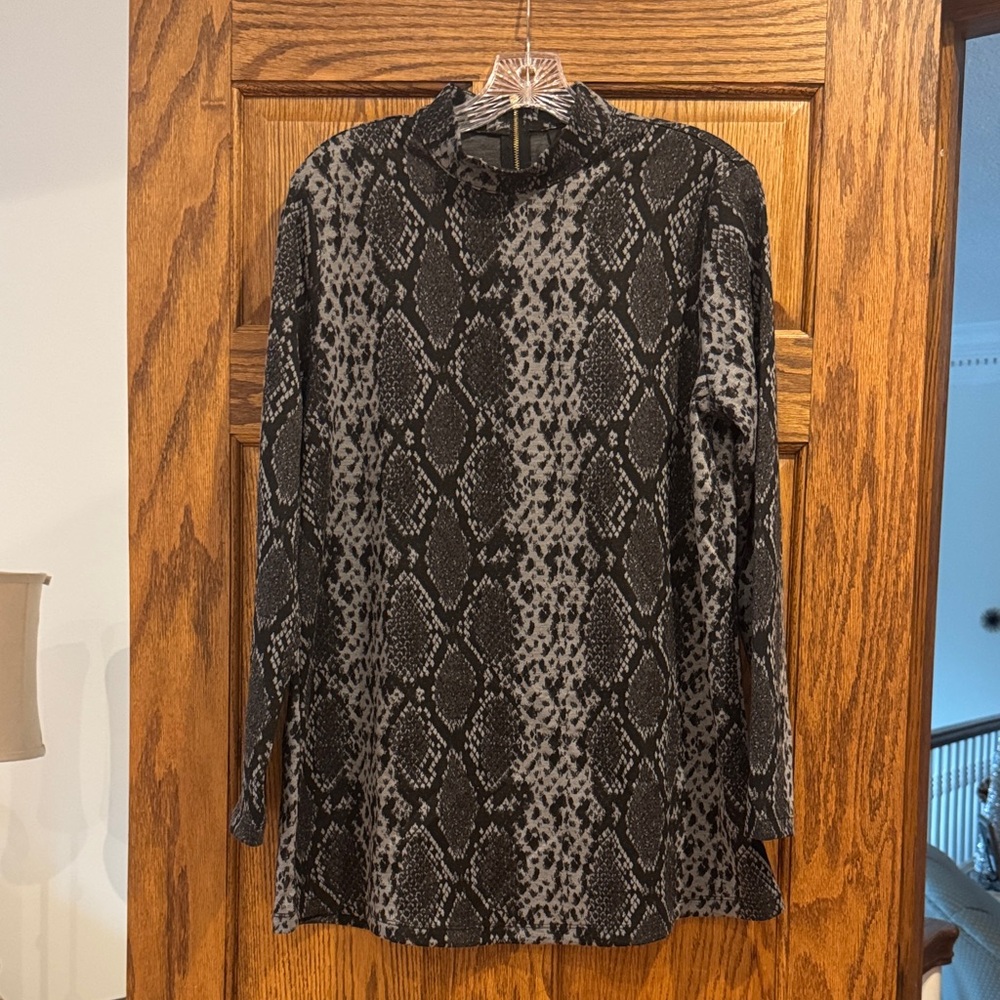 Versona Black and Gray Patterned Tunic